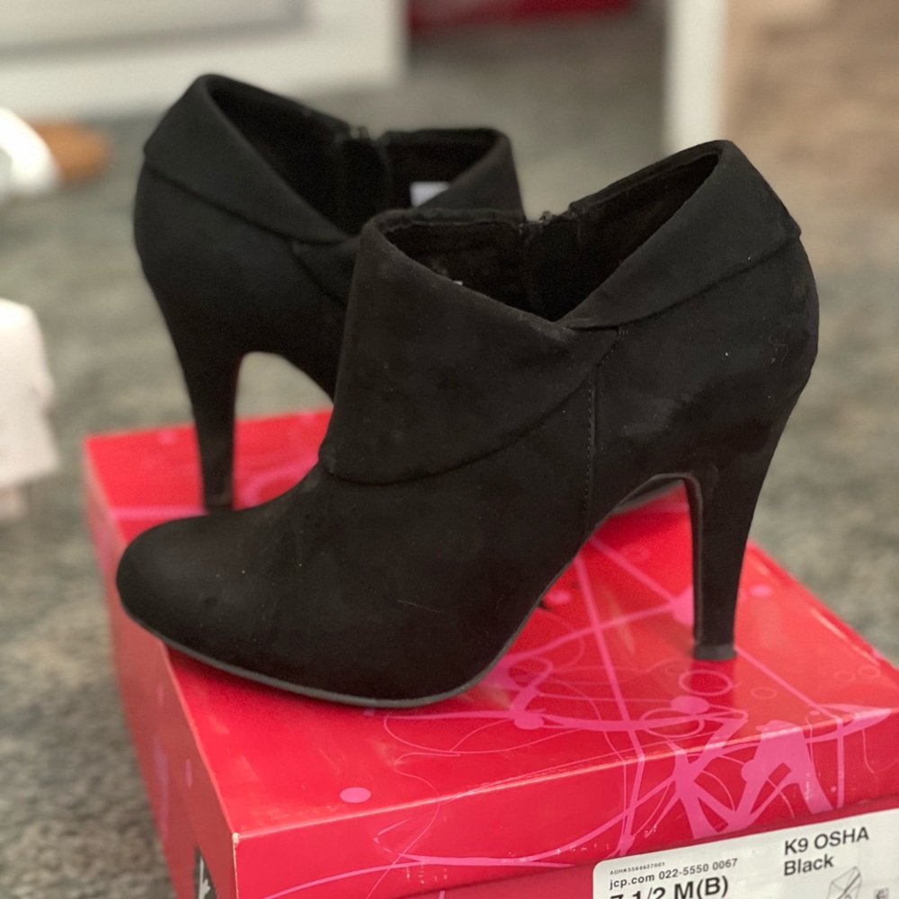 Black pumps